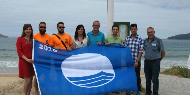 Nigrán iza las banderas azules en Patos y Praia América
