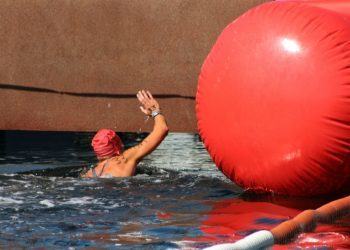 Hugo Ribeiro y Águeda Cons, vencedores de la Travesía a Nado de la Ría