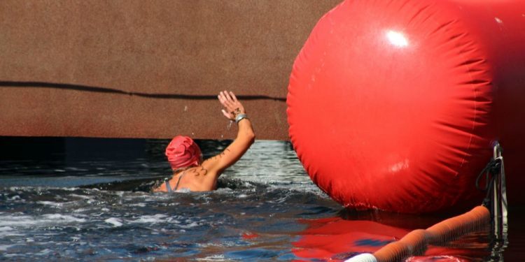 Hugo Ribeiro y Águeda Cons, vencedores de la Travesía a Nado de la Ría
