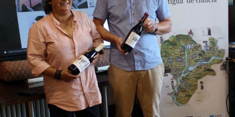 La «colleiteira» Xulia Mar presenta sus vinos en Vigo