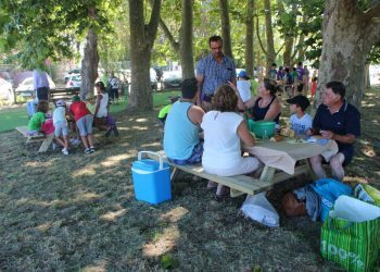 Los niños de Sabarís estrenan la nueva área recreativa de Ladeira