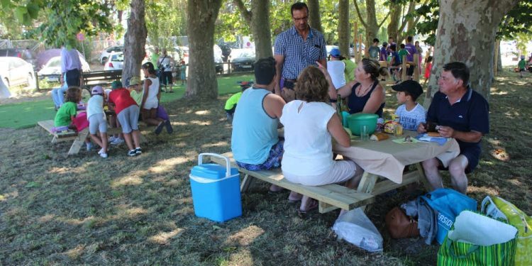 Los niños de Sabarís estrenan la nueva área recreativa de Ladeira
