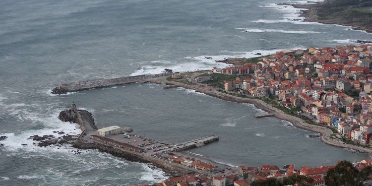 A salvo o tripulante dunha embarcación que envorcou na Guarda