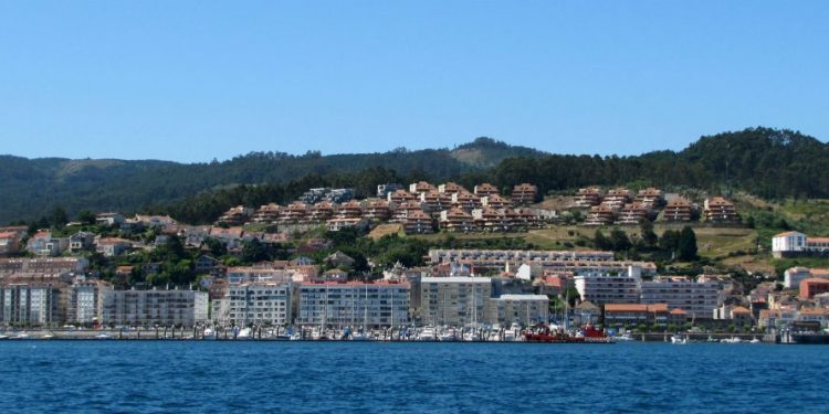 Incendio en un yate atracado en Baiona