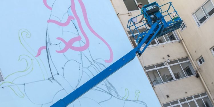 Un nuevo mural urbano gigante con vistas al mar y al Casco Vello de Vigo