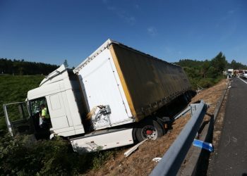 Grave accidente en la autovía Rías Baixas al chocar un camión y un turismo