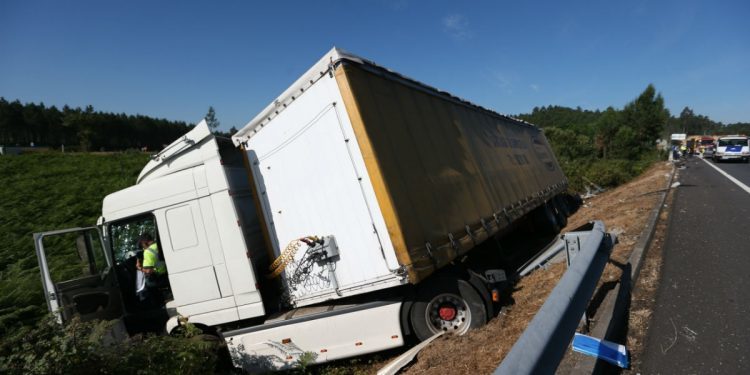 Grave accidente en la autovía Rías Baixas al chocar un camión y un turismo
