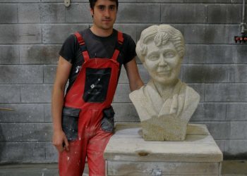 Moaña acolle o busto de Rosalía  de Castro realizado na Escola de Cantería