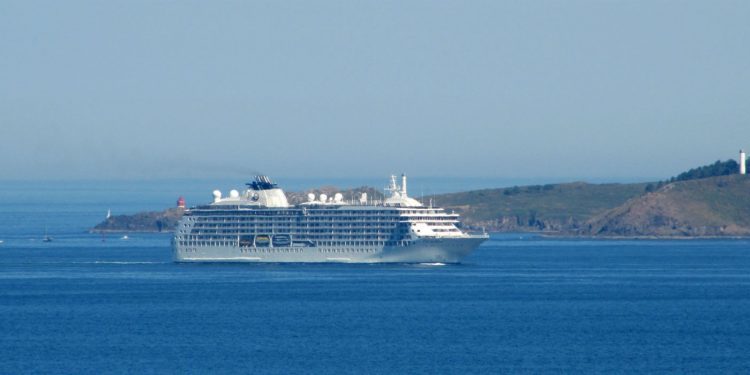 El crucero-residencia más grande y lujoso del mundo ya está en Vigo con 150 millonarios