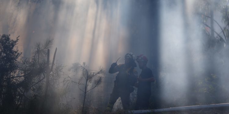 Incendio en Coiro Cangas brigadistas fuego lume