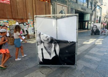 Destrozan las imágenes de la exposición «Vigo sonríe» en Príncipe