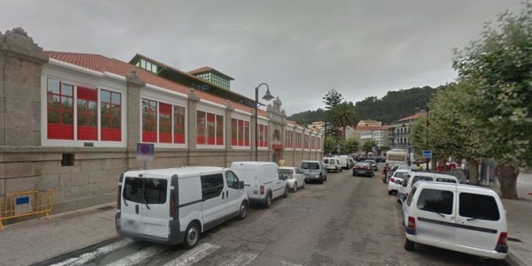 Heridos un motorista y una mujer tras un atropello en Cangas