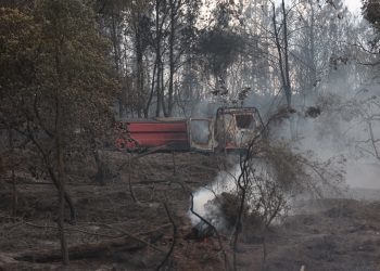 Cinco bombeiros feridos, un grave, no incendio forestal de Ribas do Sil