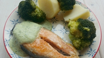 Salmón a la plancha con salsa de calabacín