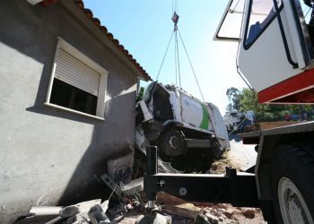 Retiran el camión empotrado contra una casa en Vilaboa