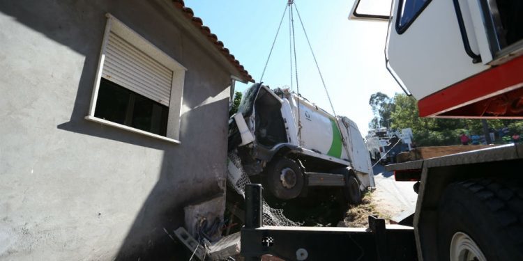 Retiran el camión empotrado contra una casa en Vilaboa