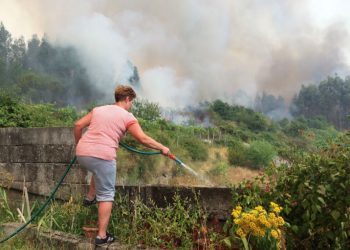 El incendio de Arbo salta a As Neves tras arrasar más de 500 hectáreas
