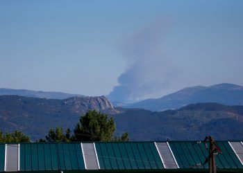 El calor, el mejor aliado del fuego en el norte de Portugal
