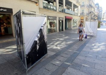 Denunciados tres jóvenes, dos menores, por los daños a la exposición “Vigo sonríe”