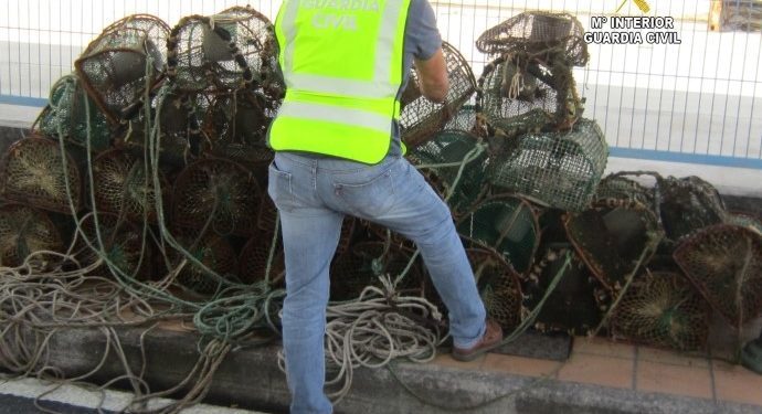 La Guardia Civil sorprende a un vecino de Vigo pescando con nasas en O Berbés
