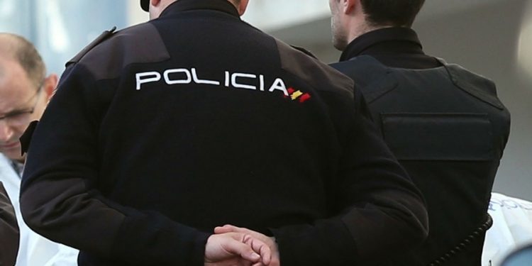 El chaleco antibalas salva la vida a un policía agredido con un destornillador en Vigo