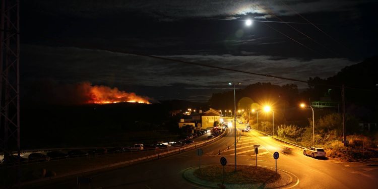 La lluvia sofoca un incendio forestal que arrasó 40 hectáreas en Barro
