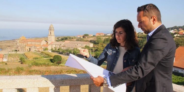 Oia mellora o entorno da Casa Consistorial