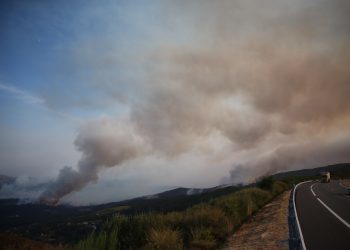 El mayor incendio del verano ya ha arrasado más de 1.500 hectáreas en Arbo