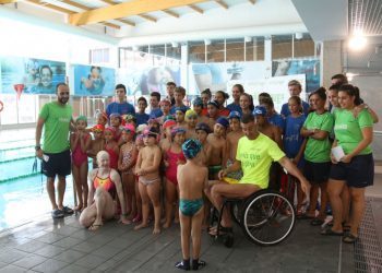 Os nenos de Vigo despiden aos paralímpicos Chano e Susana Rodríguez