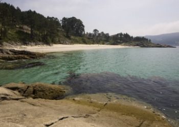 Evacuado un bañista en Areacova tras caerse en las rocas