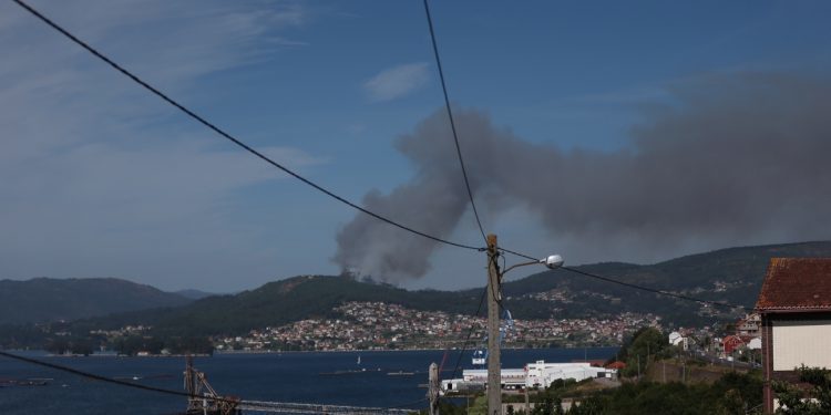 Controlado el incendio forestal en Redondela y declarado otro en Mos