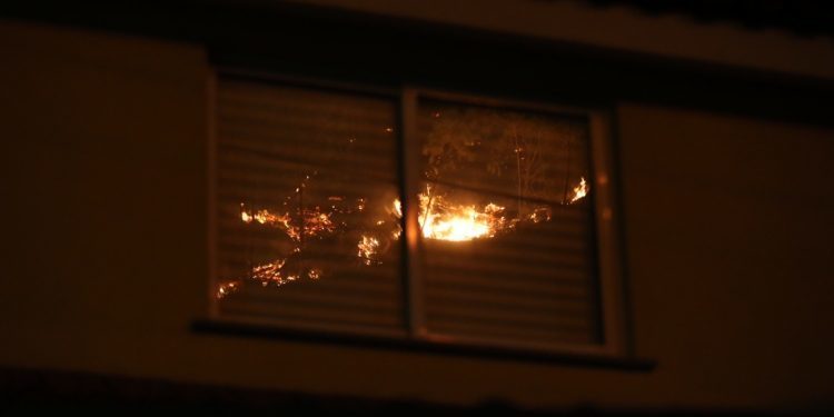 Un vídeo grabado por vecinos de Arbo recoge el momento en el que empieza a arder el monte