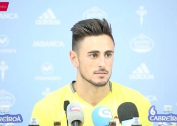 «El míster quiere que me quede, no contemplo una salida»