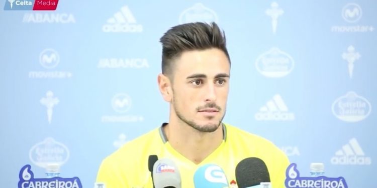 «El míster quiere que me quede, no contemplo una salida»