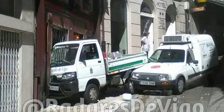 Una camioneta se lleva por delante la terraza de una cervecería del Casco Vello