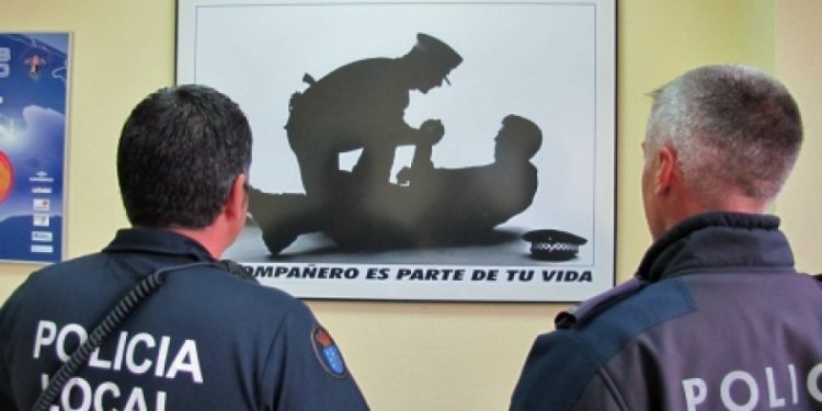 Policía y Bomberos de Vigo rescatan a un niño de 3 años atrapado en el baño de su casa