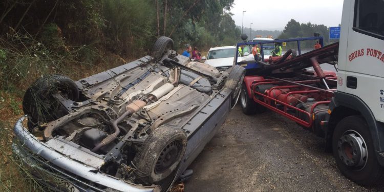 Heridos al volcar su vehículo en Tui
