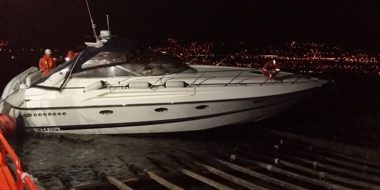 Rescatadas cuatro personas tras colisionar contra una batea