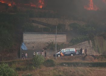 El fuego salta a Redondela y obliga a desalojar viviendas