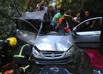 Cinco mozos feridos ao caer o seu coche por un barranco de 100 metros nas Neves