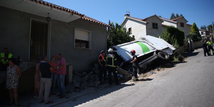 Herido grave el conductor de un camión de la basura tras colisionar contra una casa