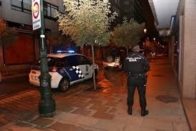 Amenaza con un arma de fogueo a unos vecinos en Vigo tras discutir en el patio de luces