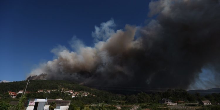 Un incendio sin control avanza desde Soutomaior hacia Redondela