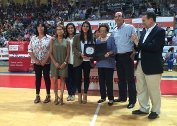 Un abarrotado pabellón de As Travesas rindió homenaje a Quino Salvo