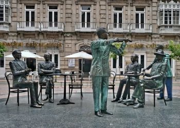 Herido leve un policía tras el rescate de un niño atrapado en una escultura