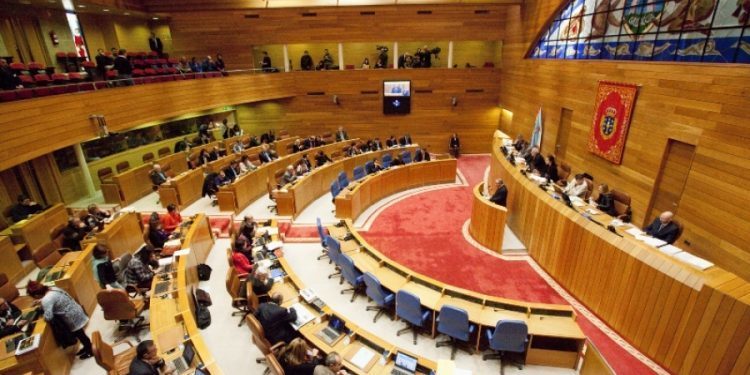 En el escaño, «galego» y en el bar, castellano