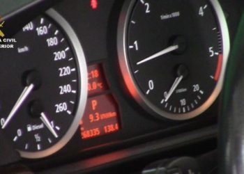 Investigan al gerente de una empresa de Ponteareas por vender coches con el cuentakilómetros alterado