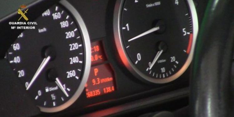 Investigan al gerente de una empresa de Ponteareas por vender coches con el cuentakilómetros alterado