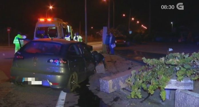 Dos heridos al chocar su vehículo contra el muro de una casa en Nigrán