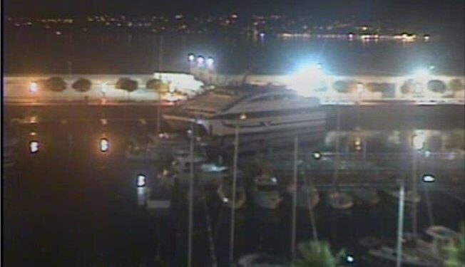 Policía portuaria recupera un barco de pasajeros a la deriva en Vigo